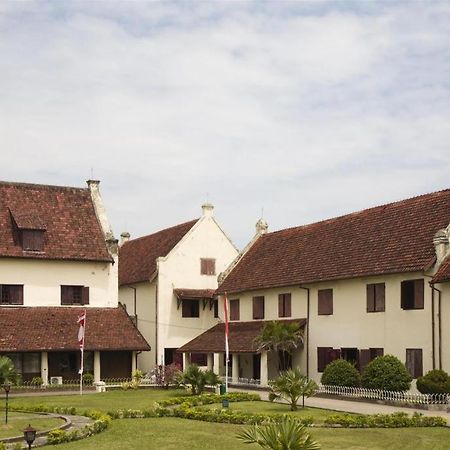 Hotel Astra Novilia Makassar Buitenkant foto