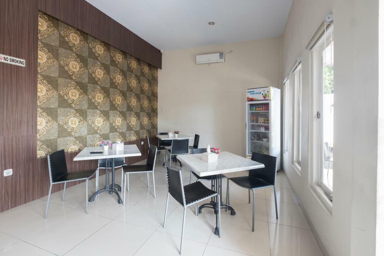 Hotel Astra Novilia Makassar Buitenkant foto