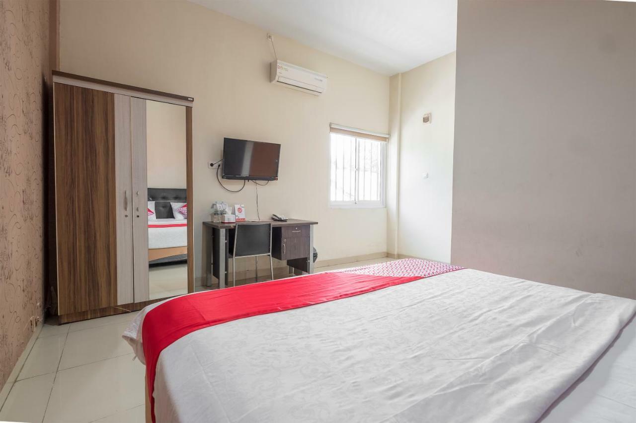 Hotel Astra Novilia Makassar Buitenkant foto